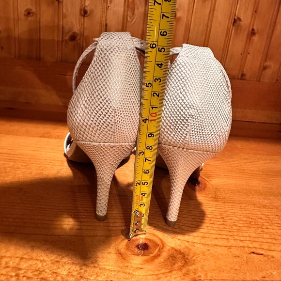 White and Silver Ankle Strap Heels Sz 8 - Picture 5 of 6